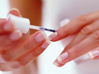 rbk-10-beauty-mistakes-topcoat-lgn