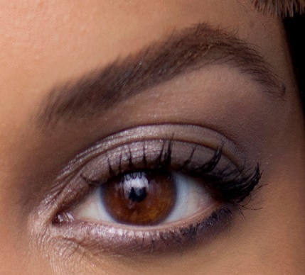 janelle-girlsofffifth-lookdetail-getthelook-step-5-brow-drama-eyebrow-mascara-soft-brown